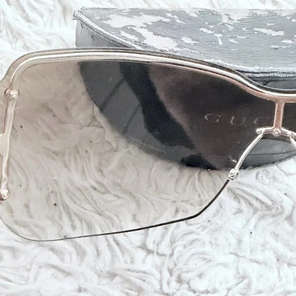 Gucci 1825S Logo Shield Sunglasses display picture 1
